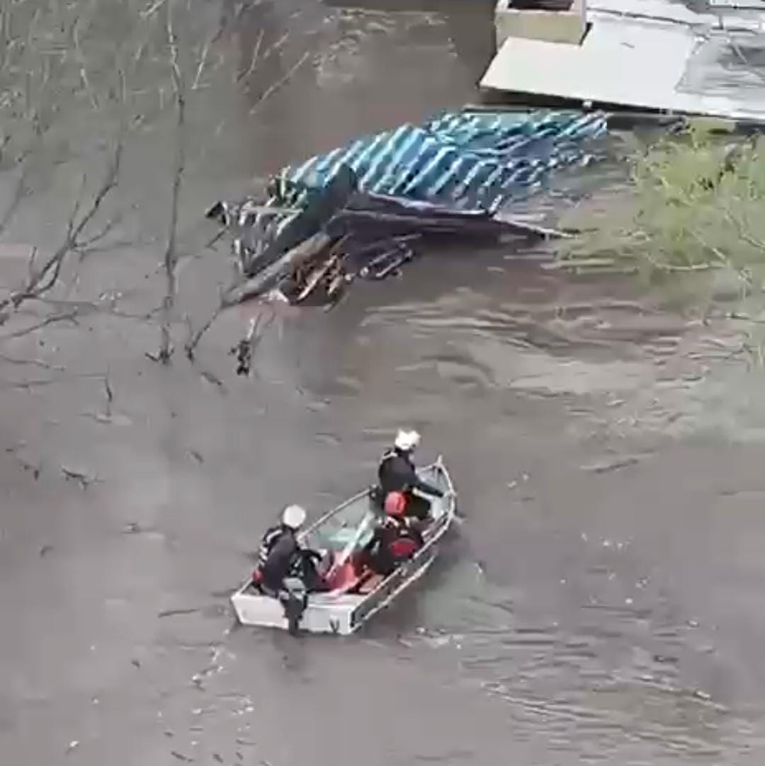 Bomberos de Funes actuaron en el desborde del Río Carcarañá: rescataron a una pareja y su gatito, inundados
